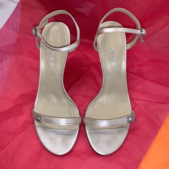 Grace “Nadia” in Candlelight silk size 6.5 B, bridal, wedding, special occasion - Picture 2 of 8